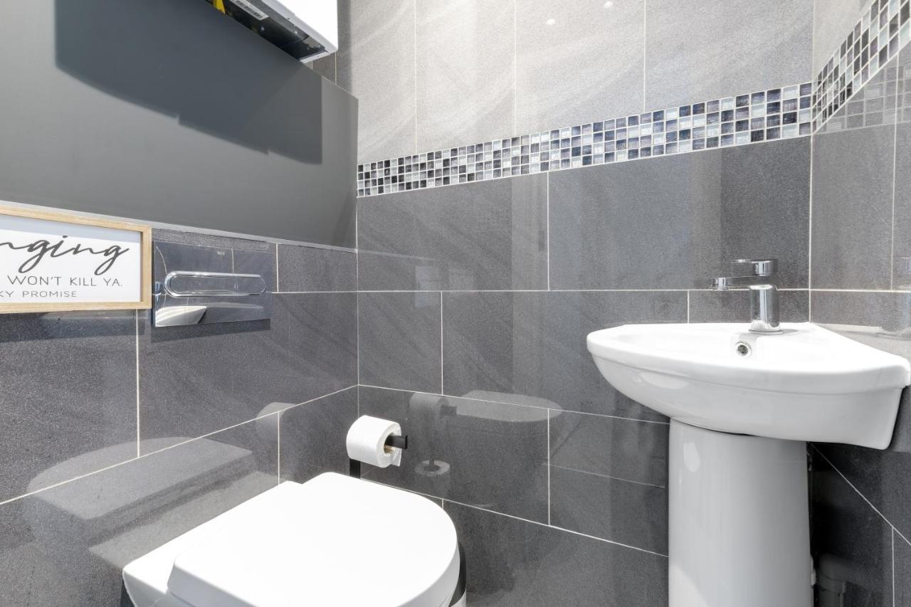 Modern 4 Bedroom House With Parking In Farnham Royal, Slough By 360Stays Exterior photo